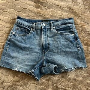 Banana Republic High Rise 3” short jean shorts. Size 26. In great condition.